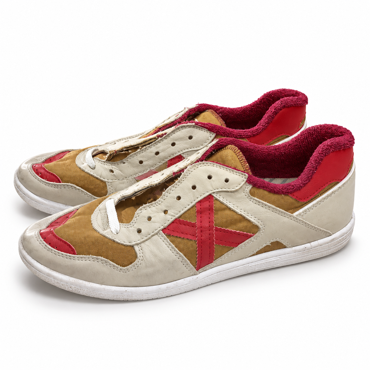 Zapatillas Munich crema y doradas con X roja · Talla 45 - portada blanca