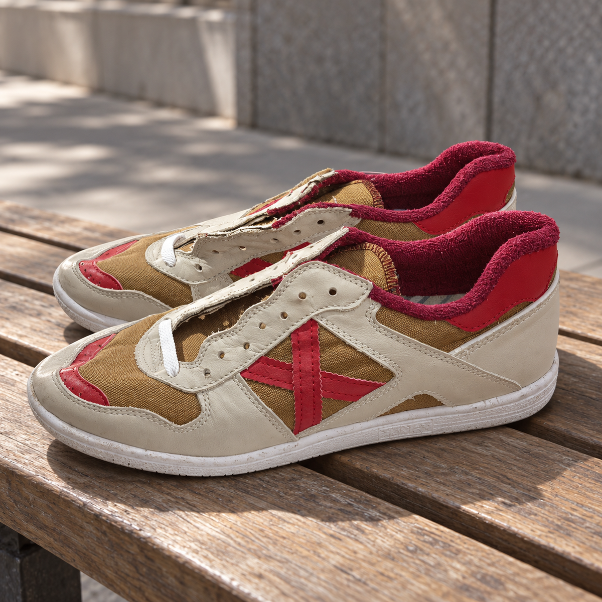 Zapatillas Munich crema y doradas con X roja · Talla 45 - lifestyle sobre banco