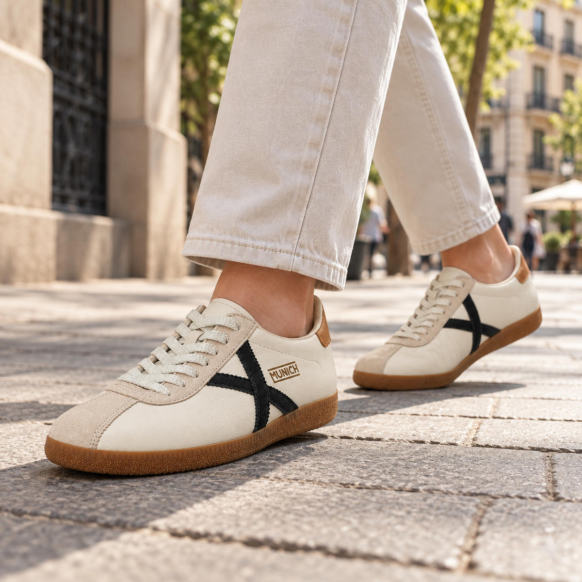 Zapatillas Munich crema y negras en un look urbano