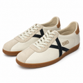 Zapatillas Munich crema con detalles negros y suela caramelo sobre fondo blanco
