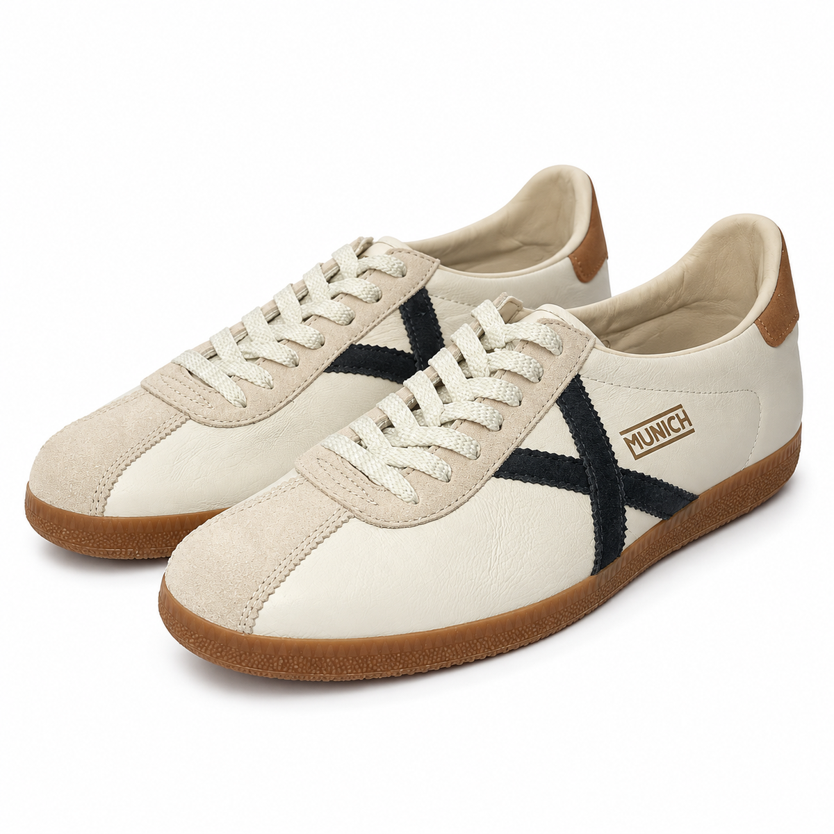 Zapatillas Munich crema con detalles negros y suela caramelo sobre fondo blanco