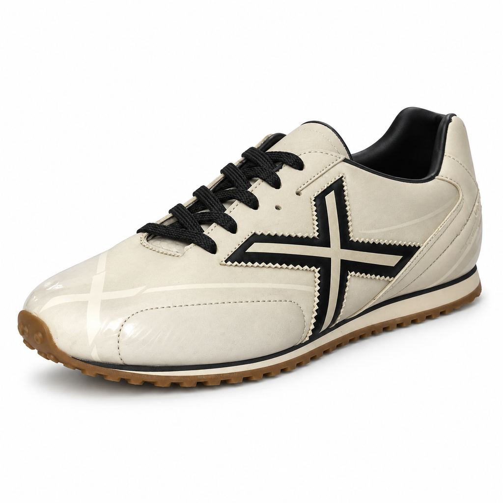 Zapatillas Munich crema de estilo retro con detalles negros sobre fondo blanco