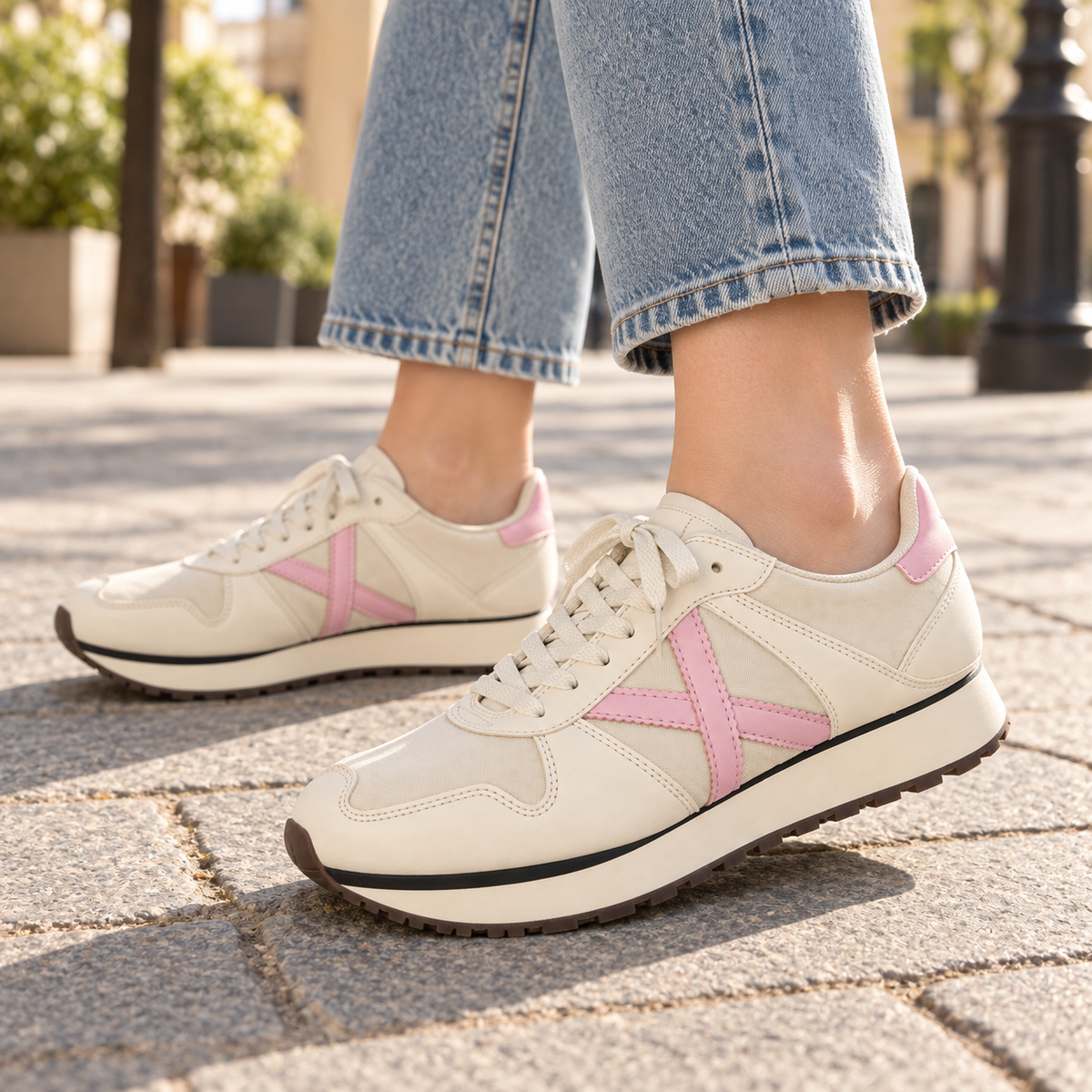 Zapatillas Munich crema con detalles rosa en una escena urbana