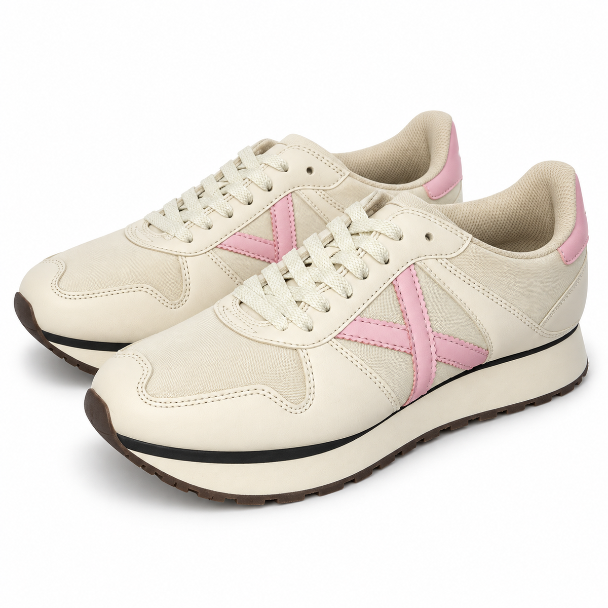 Zapatillas Munich crema con detalles rosa sobre fondo blanco