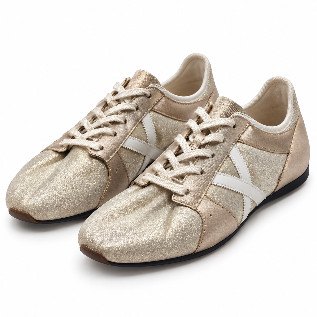 Zapatillas Munich doradas metalizadas sobre fondo blanco