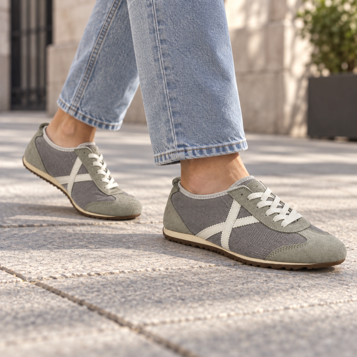 Zapatillas Munich grises de malla en una escena urbana