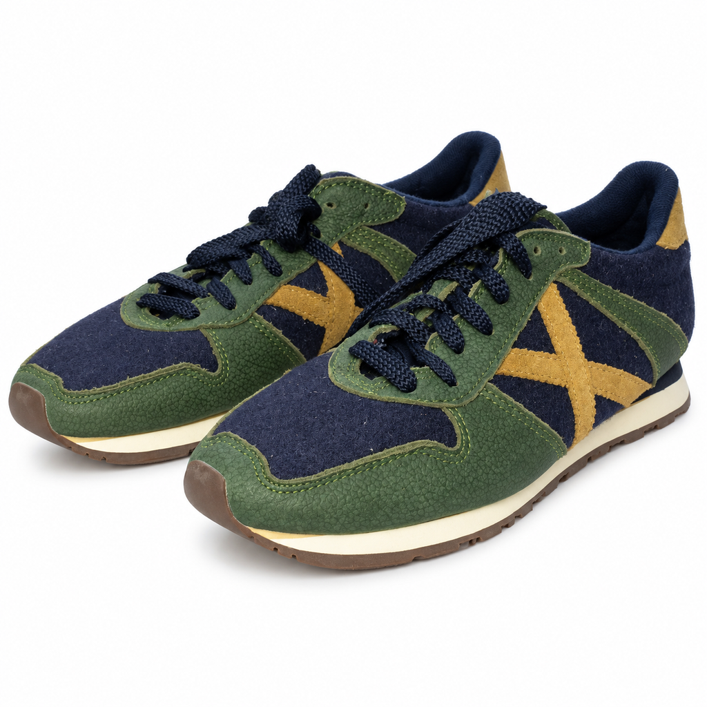 Zapatillas Munich azul marino y verdes con detalles mostaza sobre fondo blanco