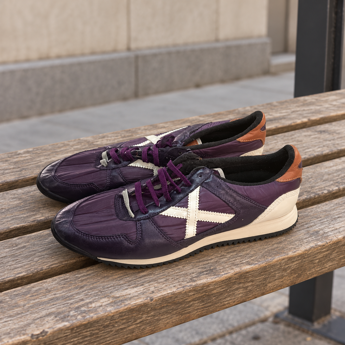 Zapatillas Munich moradas con X blanca y talón camel · Talla 45 - lifestyle sobre banco
