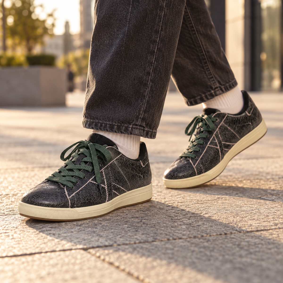 Zapatillas Munich negras con acabado cuarteado en una escena urbana