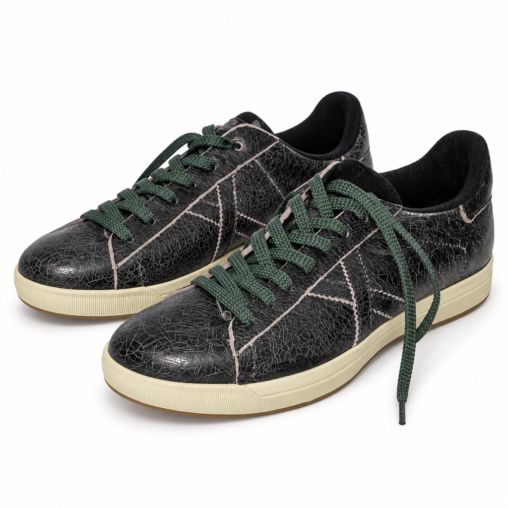 Zapatillas Munich negras con acabado cuarteado y cordones verdes sobre fondo blanco