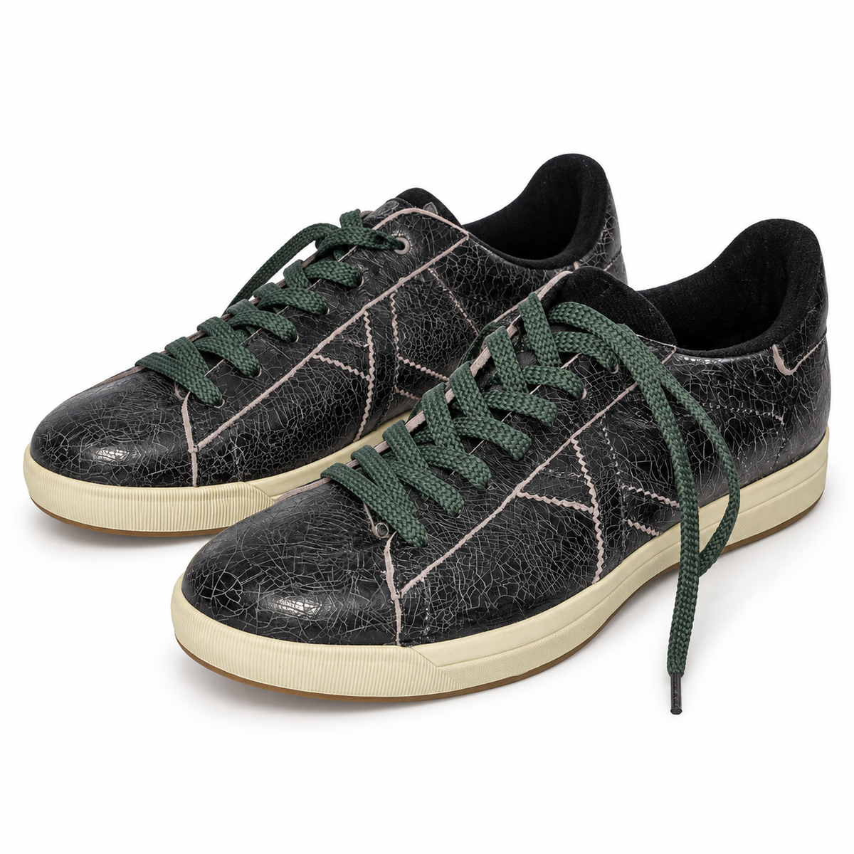 Zapatillas Munich negras con acabado cuarteado y cordones verdes sobre fondo blanco
