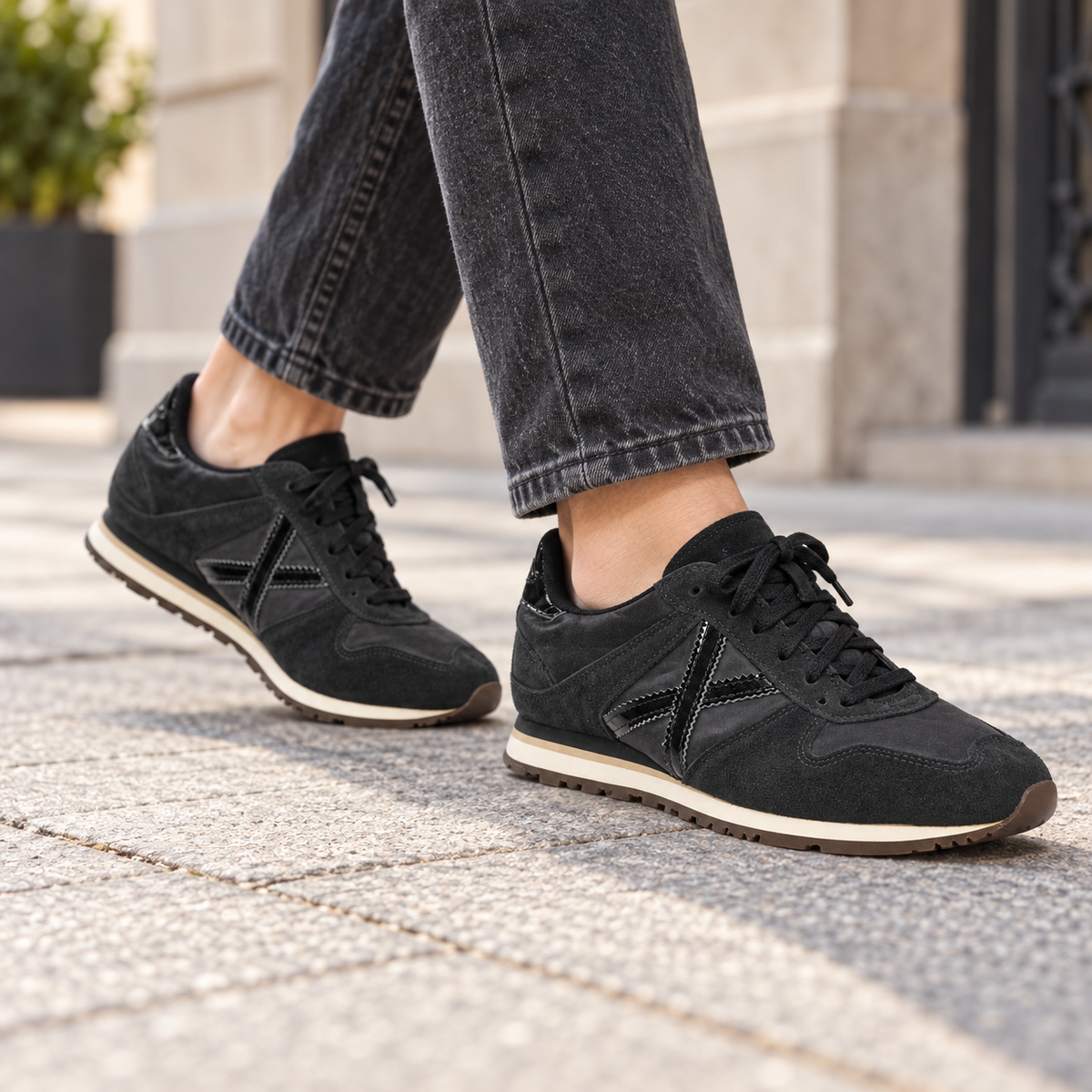 Zapatillas Munich negras de acabado mixto en una escena urbana