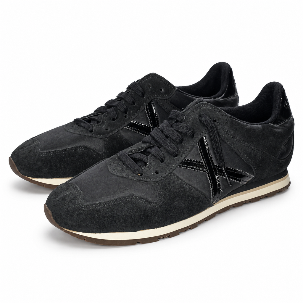 Zapatillas Munich negras de acabado mixto sobre fondo blanco