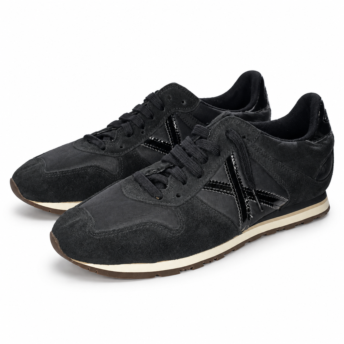 Zapatillas Munich negras de acabado mixto sobre fondo blanco