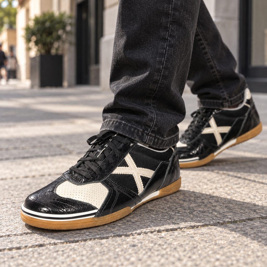 Zapatillas Munich negras y blancas con suela caramelo en un look urbano