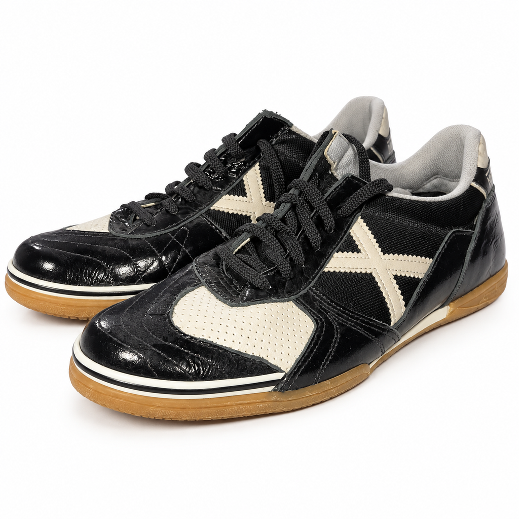 Zapatillas Munich negras y blancas con suela caramelo sobre fondo blanco