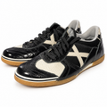 Zapatillas Munich negras y blancas con suela caramelo sobre fondo blanco