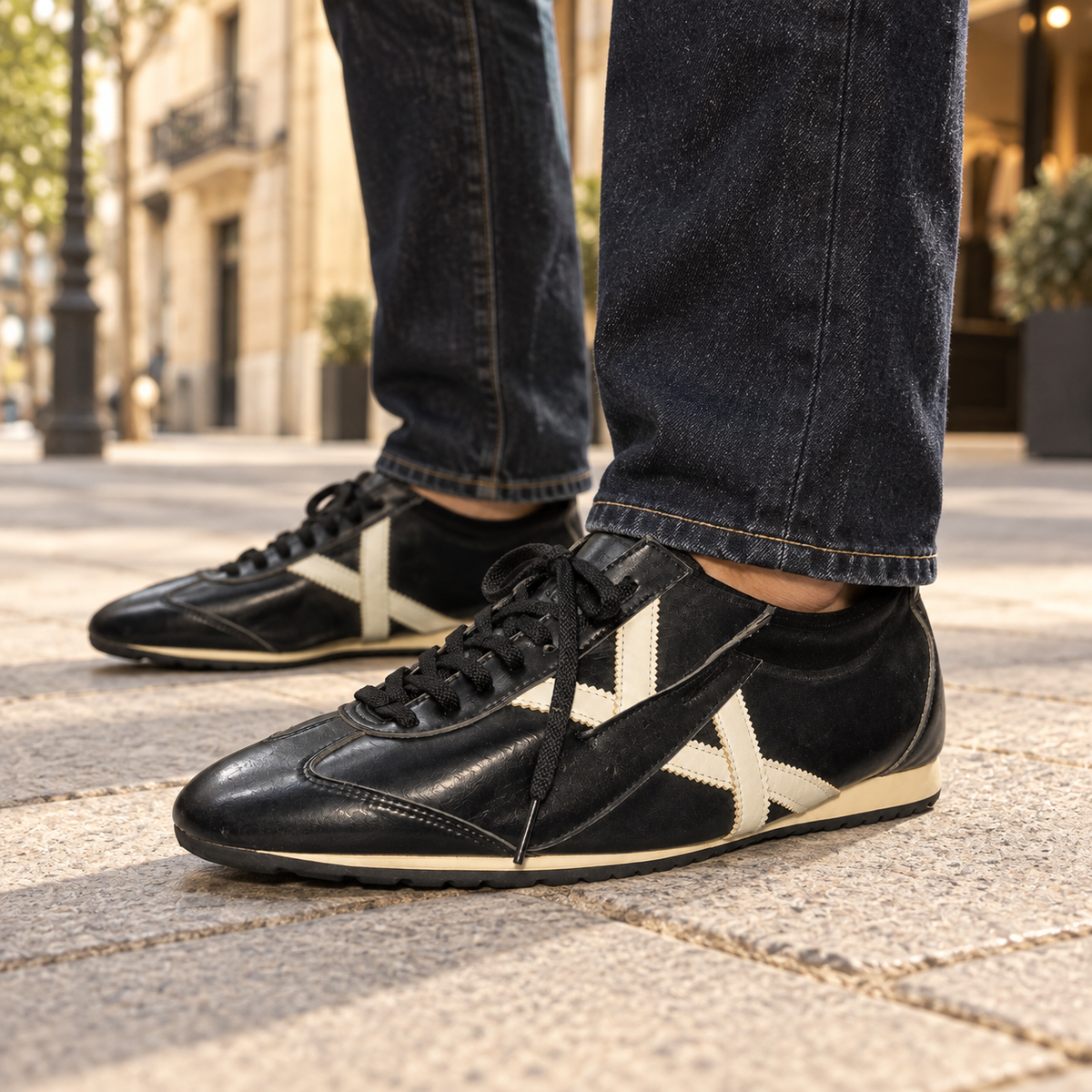 Zapatillas Munich negras de perfil bajo en un ambiente urbano