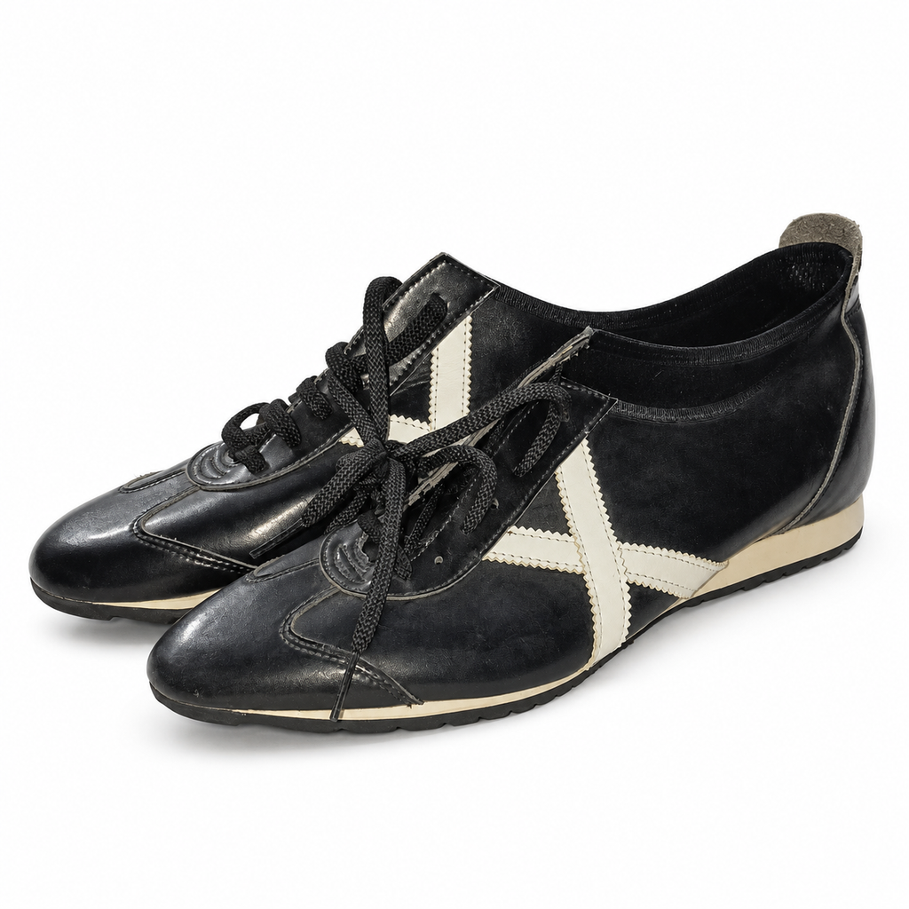 Zapatillas Munich negras con detalles crudo de perfil bajo sobre fondo blanco