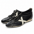 Zapatillas Munich negras con detalles crudo de perfil bajo sobre fondo blanco