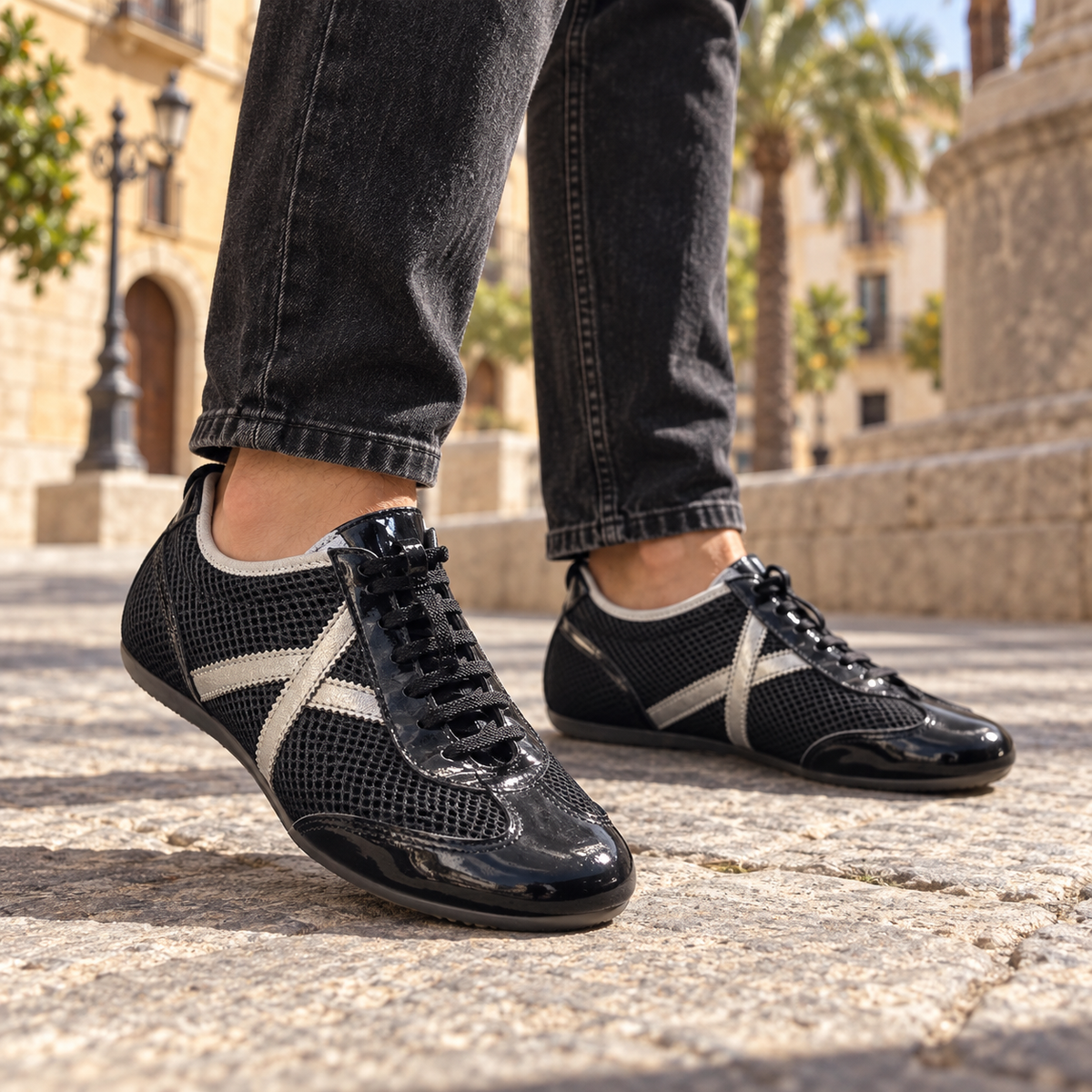 Zapatillas Munich negras y plateadas en ambiente urbano