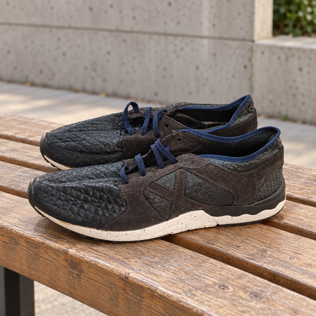 Zapatillas Munich negras de rombos con X oscura y cordones marino · Talla 45 - lifestyle sobre banco