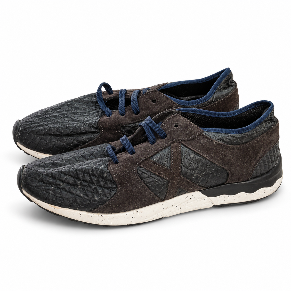 Zapatillas Munich negras de rombos con X oscura y cordones marino · Talla 45 - portada blanca