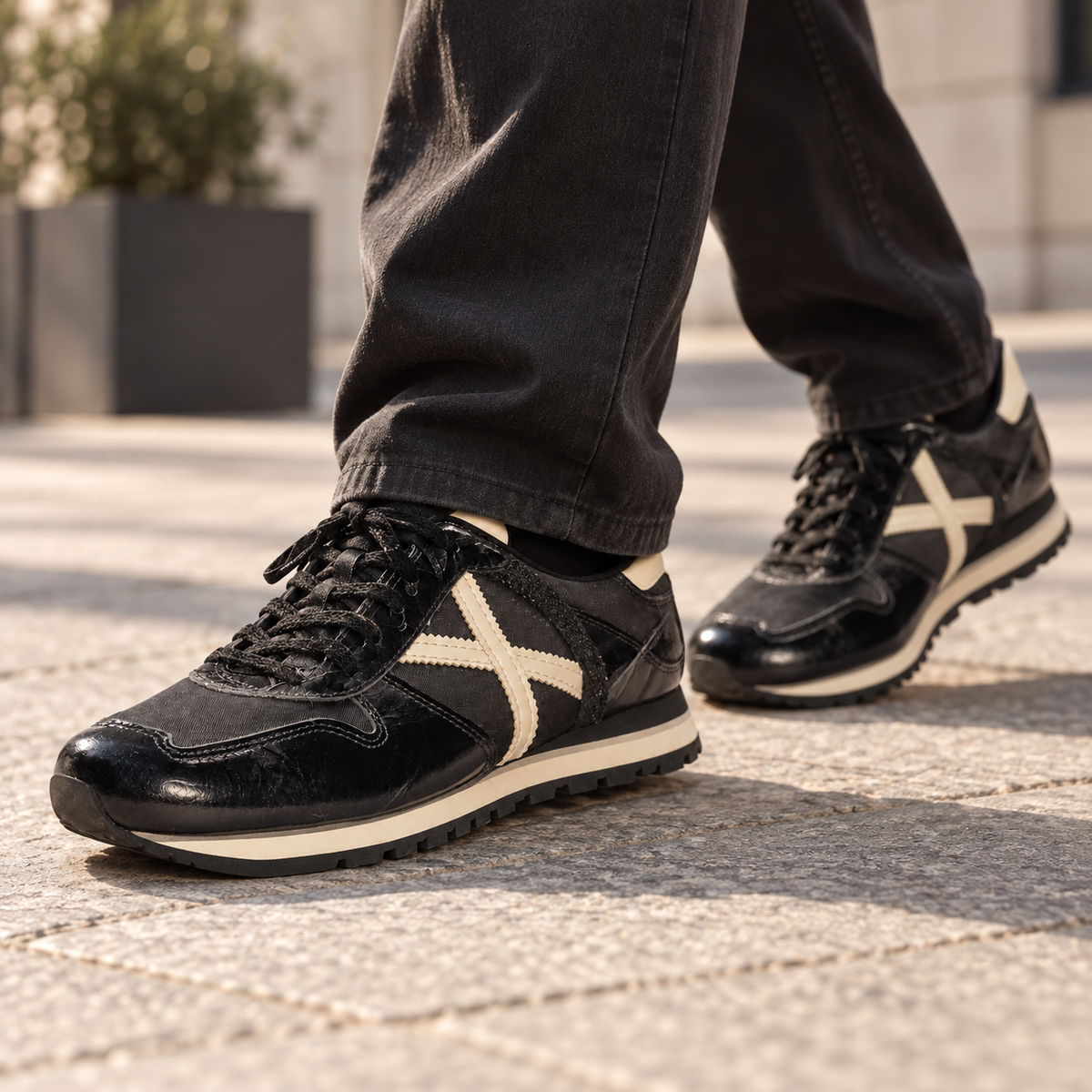 Zapatillas Munich negras estilo runner en ambiente urbano
