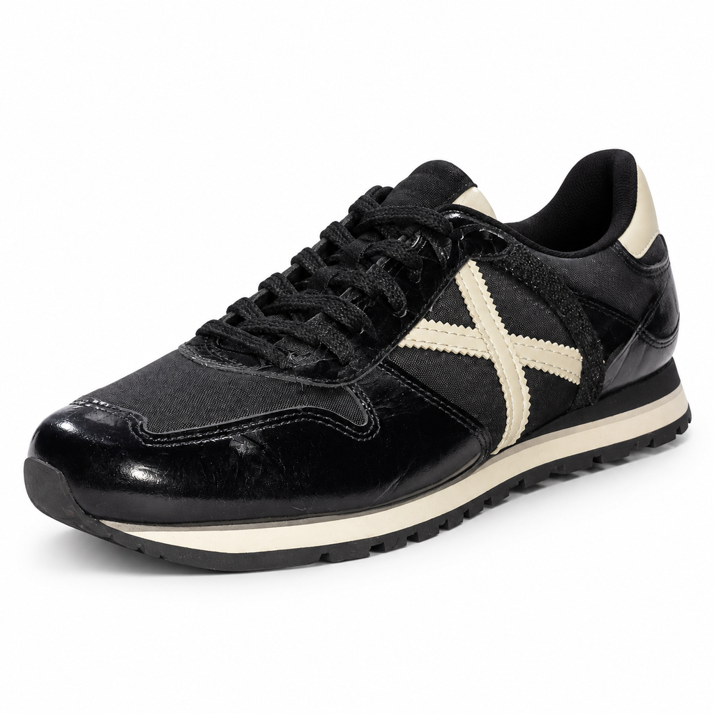 Zapatillas Munich negras estilo runner con detalles crudo sobre fondo blanco