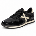 Zapatillas Munich negras estilo runner con detalles crudo sobre fondo blanco