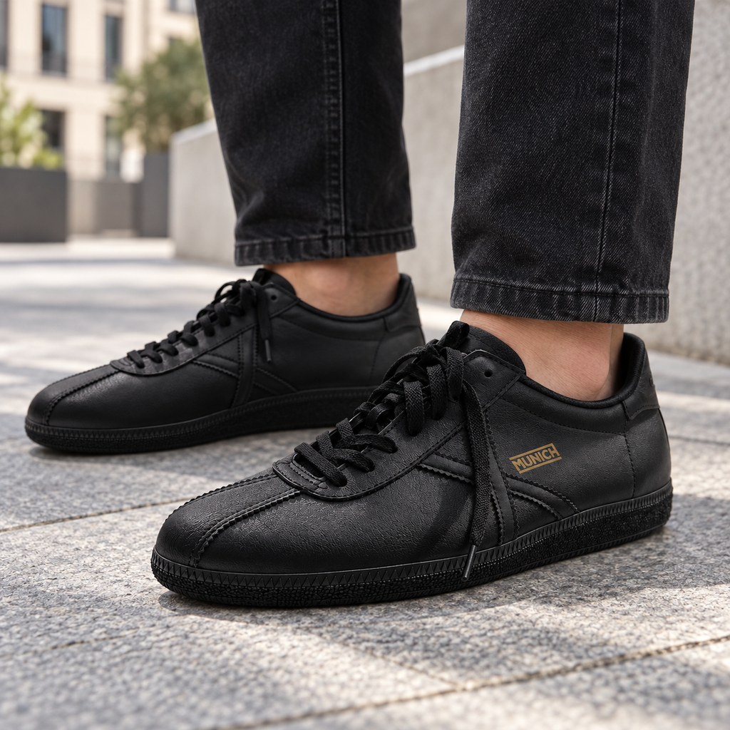 Zapatillas Munich negras total black en una escena urbana