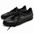 Zapatillas Munich negras total black sobre fondo blanco