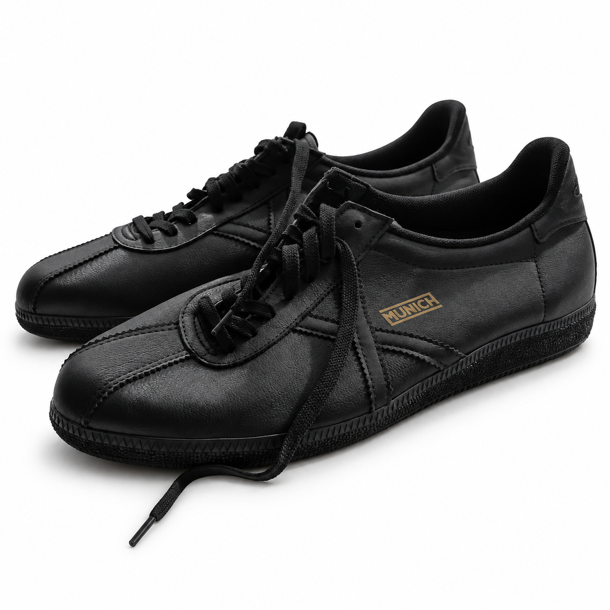 Zapatillas Munich negras total black sobre fondo blanco
