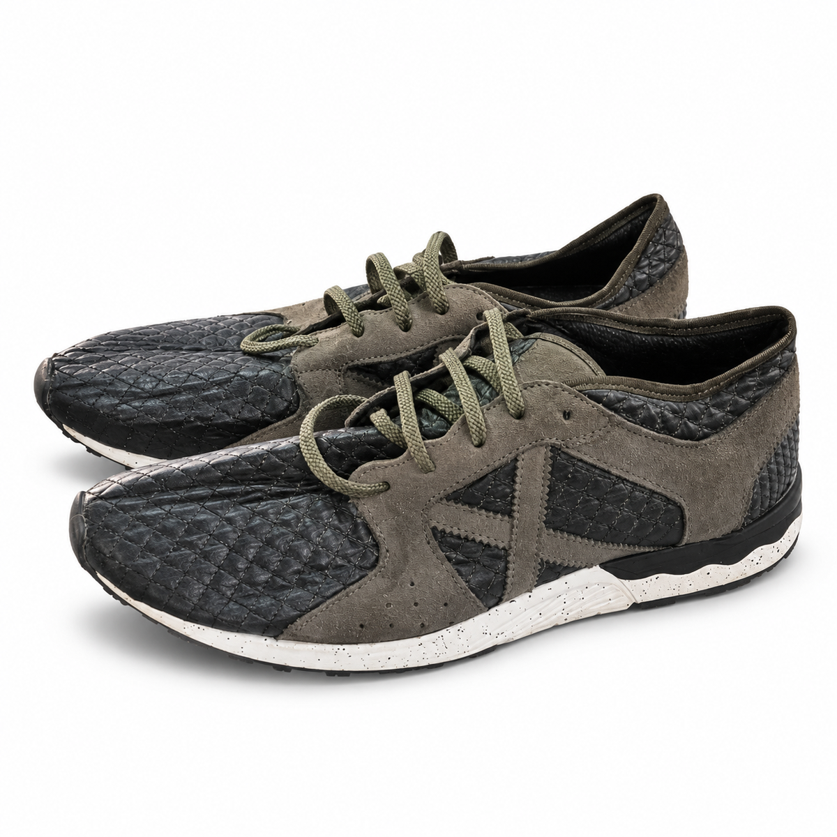Zapatillas Munich oscuras con rombos y X taupe · Talla 45 - portada blanca