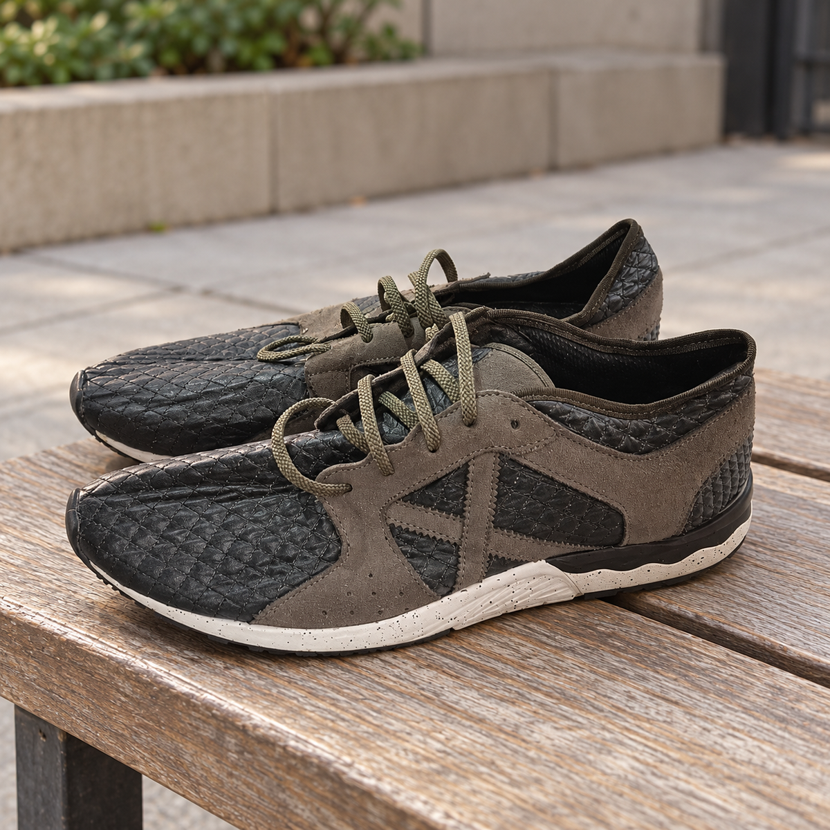 Zapatillas Munich oscuras con rombos y X taupe · Talla 45 - lifestyle sobre banco