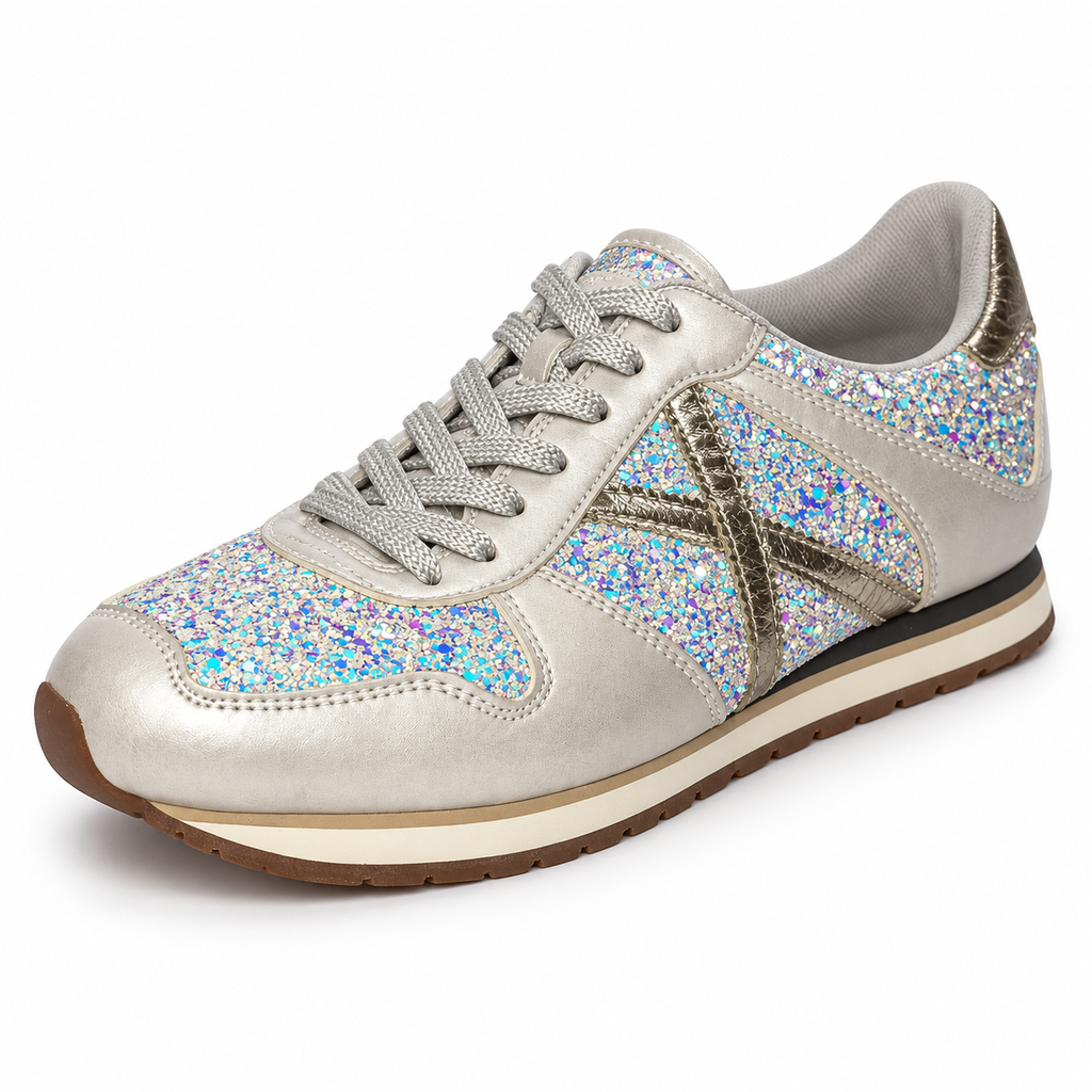 Zapatillas Munich plateadas con glitter multicolor sobre fondo blanco