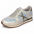 Zapatillas Munich plateadas con glitter multicolor sobre fondo blanco