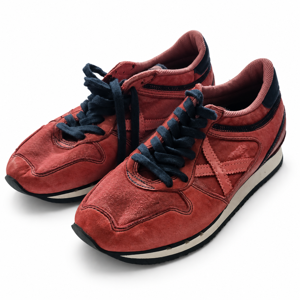 Zapatillas Munich rojo teja con exterior textil y cordones azul marino sobre fondo blanco
