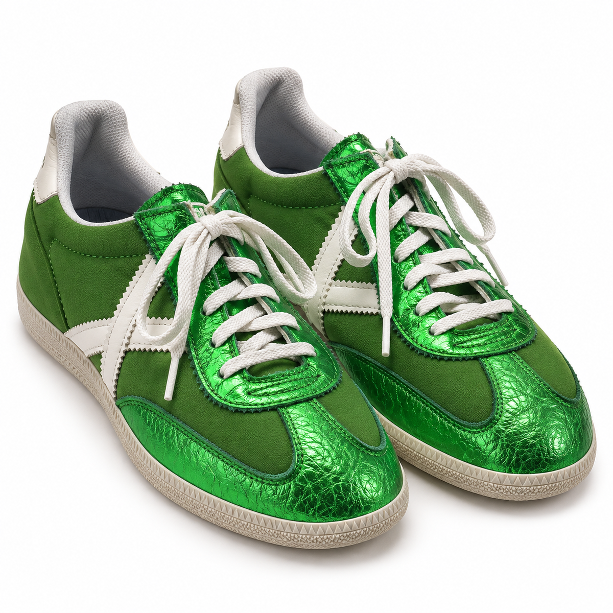 Zapatillas Munich verdes con acabado metalizado sobre fondo blanco