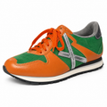 Zapatillas Munich verdes y naranjas con detalles plateados sobre fondo blanco