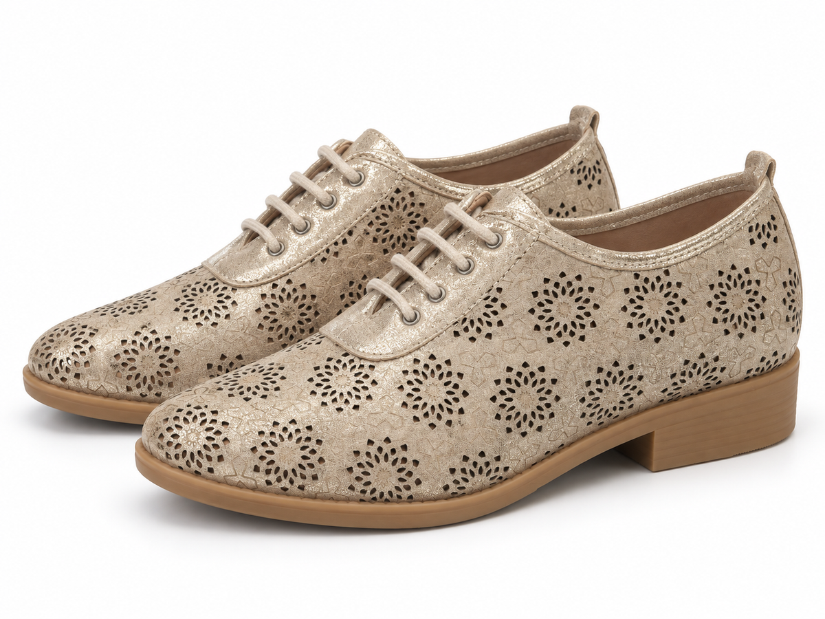 Zapatos Pitillos 3010 oro talla 36 sobre fondo blanco